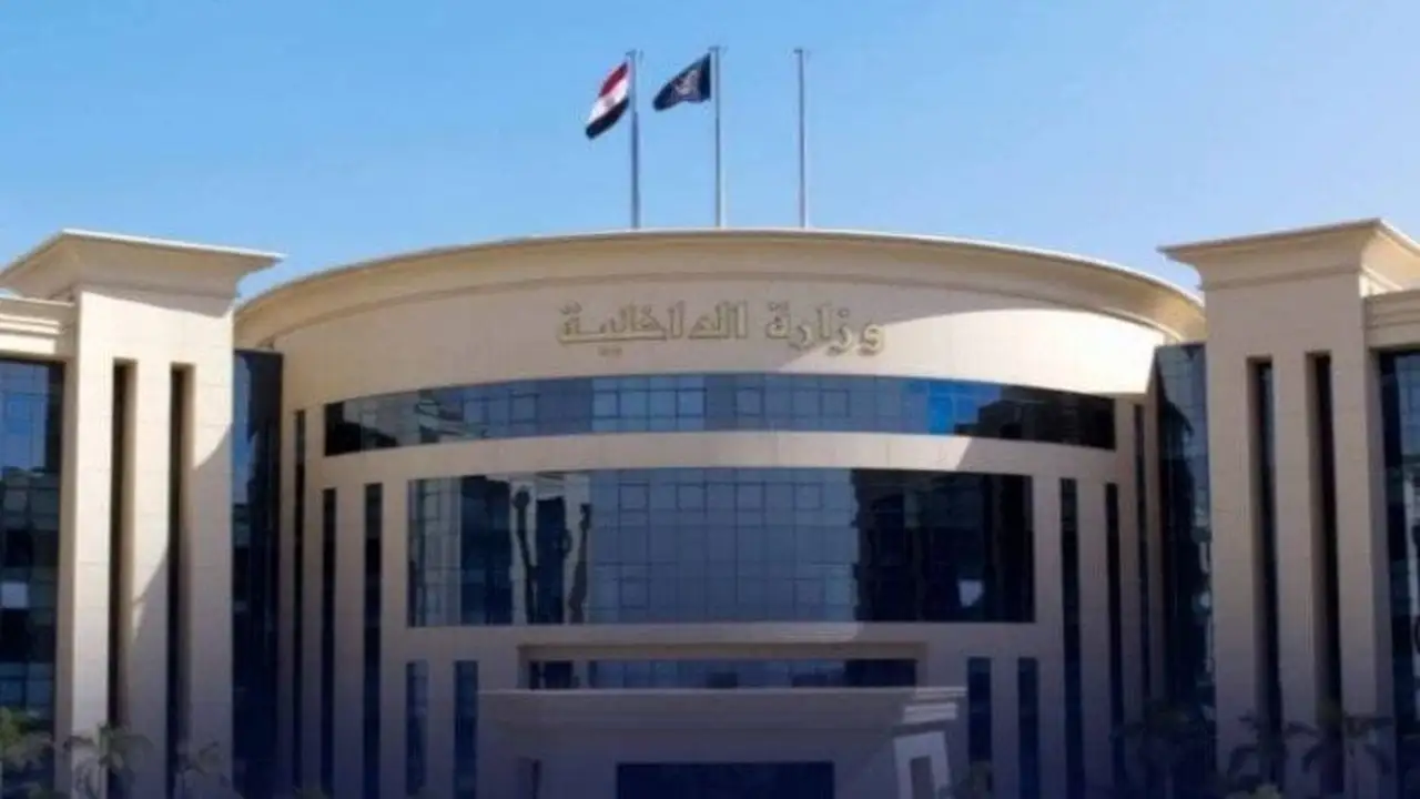 ضبط 5 أشخاص بحوزتهم تمثال أثري من الجرانيت الأحمر في البدرشين